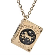 CHANEL 經典雙C LOGO獅子魔法書本造型長項鍊(黑/金色)