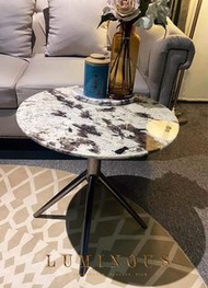 意式輕奢天然雪山飛狐大理石型格金屬茶几,角几,選用天然大理石打造,大理石面做咗樹脂效果,防水,唔易花,耐高溫,容易打理,配搭不锈鋼腳,更加有型. 呎吋:50X50X51CM