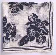 Valentino Garavani 玫瑰絲巾，34 x 34 英吋，米色底黑色玫瑰