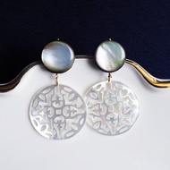 黒蝶貝のコインと白蝶貝の透かし細工のピアス　Irene