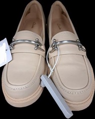 Clarks 米色金屬扣樂福鞋