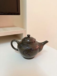 黑鐵砂手雕紫砂茶壺，1500度兩次窯燒製作，早期祖父輩製作留下來的茶壺收藏！喝茶實用，茶壺精美也適合收藏觀賞用！#8