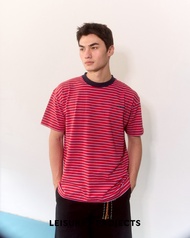 (Leisure Projects) Leisure Projects STRIPE TEE เสื้อยืดผ้าคอลตอนเเขนสั้น ลายทาง ดีเทลโลโก้label ทอ L