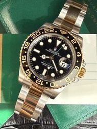 🌈🌈新返貨啦🌈🌈 ROLEX GMT-Master II 116713LN 40mm 💛18K 金鋼 雙時區錶款 🖤黑金圈 金字數字刻度 💚黑面綠針 📅3 點位置日曆窗配放大鏡 ⚙️自動機芯 ⚙️金鋼