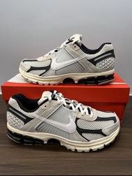 Nike Air Zoom Vomero 5 跑步鞋 白黑