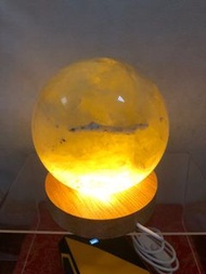 黃水晶球/LED底座（黃燈）/天然礦品必然有礦缺-雲霧-石紋-/低於943元商品只要有（追蹤）本店，0元免費體驗一次（運費自付）