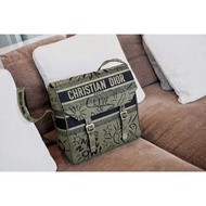 Camp Messenger Bag Army Green/27cm
Handsome, Handsome Retro Fashionable