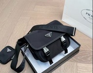 ✨Prada saffiano-nylon 琺瑯金屬徽標單肩包 男款 黑色