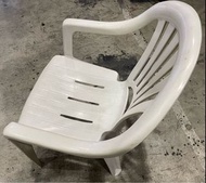 室外白色塑膠椅