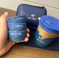 始祖鳥ARCTERYX戶外旅行茶具套裝一壺四杯便攜包 全新帶收納包、藍色陶瓷材質、帶木紋裝飾 茶壺帶茶漏、茶杯帶防燙手柄