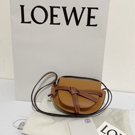 近全新 Loewe mini gate 經典焦糖色 斜背迷你馬鞍包（全配！）