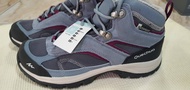 QUECHUA รองเท้าหุ้มข้อกันน้ำ เดินป่าผู้หญิง รุ่น MH100 ฟ้า/ม่วง ของแท้จาก Decathlon