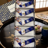 有田燒著名品牌「深川製磁」的經典瓷器筷架系列。這些筷架以日本傳統吉祥圖案為靈感（如松、竹、梅、蝴蝶、扇子、葫蘆等），展現了深川製磁精湛的釉下彩與金彩工藝