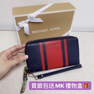 ‼️現貨‼️🈹MICHAEL KORS Large Striped Pebbled Leather Smartphone Wristlet / wallet 荔枝皮拼色手機拉鍊長銀包，有相位，卡位，紙幣位，散紙拉鍊位，一邊可以放手提電話，有手抽位，超實用‼️😍 有3隻色:深藍色拼白色/深藍色拼紅色/白色拼深藍，實用好好襯，可以放到iPhone plus/ 華為P30 pro，基本上一般手機型號到放到‼️😍 有三個顔色