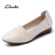 Clarks รองเท้าแตะส้นแบนสีเบจอ่อนสไตล์สวยหรู  - Premium Leather with Ruched Detail Comfortable Low-He