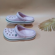 รองเท้า Crocs รองเท้าแบบสวมสําหรับผู้ชาย งานสวยราคาถูก ผลิตจากยาง LiteRide ทำให้รองเท้านิ่มใส่สบายเท้านิ่มไม่เจ็บเท้า ใส่ทนมากๆค่ะ