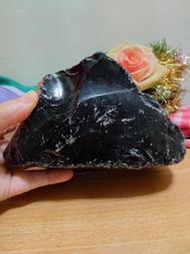 天然原礦原石 黑曜石 帶原礦共生紅土皮 山形靠山擺件 ~~ 能量礦石 火山琉璃 黑曜岩 避邪擋煞氣 居家辦公 招財擺件