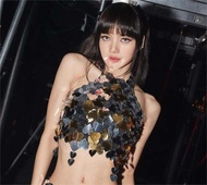 ชุดการแสดง BlackPink Lisa ใหม่ ชุดเสื้อกั๊กคอวีประดับเลื่อมรูปหัวใจ กระโปรงสั้น เสื้อผ้าสำหรับการแสด