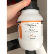 Chất Na2CO3 natri cacbonat sodium carbonate Xylong lọ 500g CAS 497-19-8