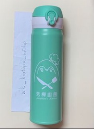 💚🤍🐧🧑🏻‍🍳♨️🫙秀樺廚房 可愛企鵝廚師造型圖案 SUS316L醫療級不鏽鋼 真空保温壺 保溫瓶 連原裝紙盒 Vacuum Flask 容量: 480ml 

特點: 採用柔和的湖水綠色襯純淨的白色