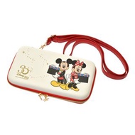 日本 Disney Store 直送 Disney Store Japan 30TH 系列 Mickey &amp; Minnie 米奇米妮與迪士尼經典角色合輯 Switch 遊戲機收納盒 / Switch Case with Stand 連肩帶，可存放 8 張遊戲卡