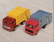 英國製造火柴盒 ＞先下拍 才回覆ㄑ清掃車 垃圾車 和 後期中國製造復刻版同款各一件鐵車仔, 推制開後蓋, 爽!  隱藏的推桿未斷因為冇玩和好好收藏 Made in England Tomica 尺碼,