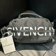 💎Han's house精品服飾💎GIVENCHY 紀梵希 尼龍 斜背包 腰包 原價39500