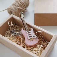 | 客製化刻字+選色 | Fender 仿真電吉他吊飾 鑰匙圈 粉紅色 禮物