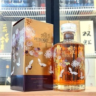 響 17 年 花鳥風月特別版 ~ 是三得利頂級調和威士忌「響」的限量藝術款，以花、鳥、風、月的日式美學為瓶身主題