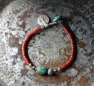 老舊西藏綠松石與古代瑪瑙、老舊欽銀與老舊奧裡薩黃銅、糖色白芯珠、老舊印度銀飾墜飾的串鍊