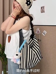 กระเป๋าถือลายทางสีดำและสีขาวสไตล์ลำลองจาก White Tia สำหรับวัยรุ่น กระเป๋าสะพายข้างแบบลำลอง ความจุขนา