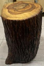 (8)台灣樟木椅樟木檯座保留樹皮，樟木原貌天然又漂亮也可當擺飾座大器，重油閃光花紋木頭椅原木椅很香的天然椅