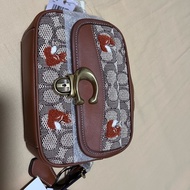 COACH 老花刺繡相機包