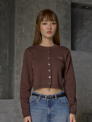 AILUMI – Aimi Cropped Cardigan เสื้อคาร์ดิแกนทรงครอป กระดุมเหล็กโลโก้ตัว A