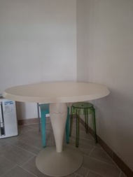 KARTELL塑膠米白色圓桌90cm