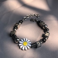 สร้อยข้อมือเดซี่เล็ก ๆ แบบเดียวกันของ Quan Zhilong สร้อยข้อมือตัวอักษรสี่เหลี่ยมเหล็กไทเทเนียมฮิปฮอป