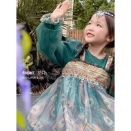 Princess dress with patterns specializes in historical travel photography