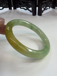 黃加綠翡翠圓條手鐲57mm（有證書）