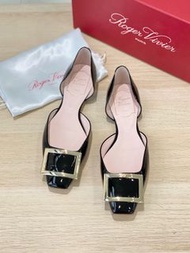 正品 Roger Vivier Shoes flats～6️⃣色 RV控們可別錯過它🤣 又是一對可以穿幾年後拿出來依舊經典的鞋款。秀氣的小方頭搭配經典方扣，不僅穿脫方便，也非常百搭，裙子、牛仔褲等等隨