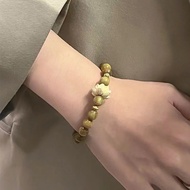 The Yen green sandalwood Bach Lien Hoa bracelet is elegant, sophisticated, luxurious, size 8mm