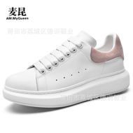 McQueen รองเท้าสำหรับทั้งหญิงและชายรองเท้าสีขาวเล็กๆน้อยๆสำหรับสไตล์ลำลองส้นแบนหนังวัวชั้นหนึ่งสะท้อ