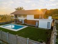 Vila  m² dengan 3 bilik tidur dan 4 bilik mandi peribadi di Murbad (StayLeisurely The Flint House 3B