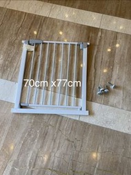 Baby or pet safety gate 嬰兒bb / 寵物 圍欄 欄杆 安全門（上水交收)(未計四邊螺絲釘基本尺寸如圖可調節) Trade at sheung shui