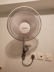 詳細請睇文字介紹及相片: 二手企理Panasonic 樂聲 F-309UH-WH 12寸塑膠扇葉掛牆風扇(白色)~ 有原裝掛鉤~ 包全正常可以用 葵興交收有壞包退錢~ 詳細情況請自己睇相~ 有興趣請留