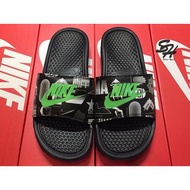 NIKE BENASSI JDI PRINT 黑綠 東京塗鴉 拖鞋 631261-042