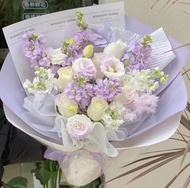 现货鲜花花束🌷6朵白玫瑰搭紫羅蘭‼️母亲节花束 情人节花束 520花束 拍拖约会礼物 表白花束 生日花束 毕业花束 圣诞节花束 仪式感花束 求婚花束  送妈妈 女朋友 Mother's Day bou