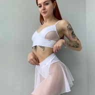 高腰短褲搭配透明裙和胸罩，適合空中和鋼管舞