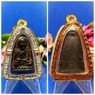 大名显赫屈倉海BE2505熨斗型模显圣高僧龙婆托大师老铜牌,阿赞添念经,已包好非常精美金光闪闪镀金钻石防水壳Phim LangTaoRit Master Lengend Lp Thuad