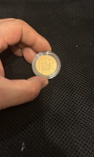 1975年英女皇訪港紀念精裝金幣。這是香港政府首度發行的 1000 港元面額金幣，旨在紀念英女皇伊利沙伯二世在 1975 年首次訪問香港。錢幣規格與價值面值：$1000 港元材質：22K 金 (純度約