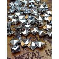 SMALL PYRAMID SPIKE 10 MM|CONTENTS 100 SEEDS